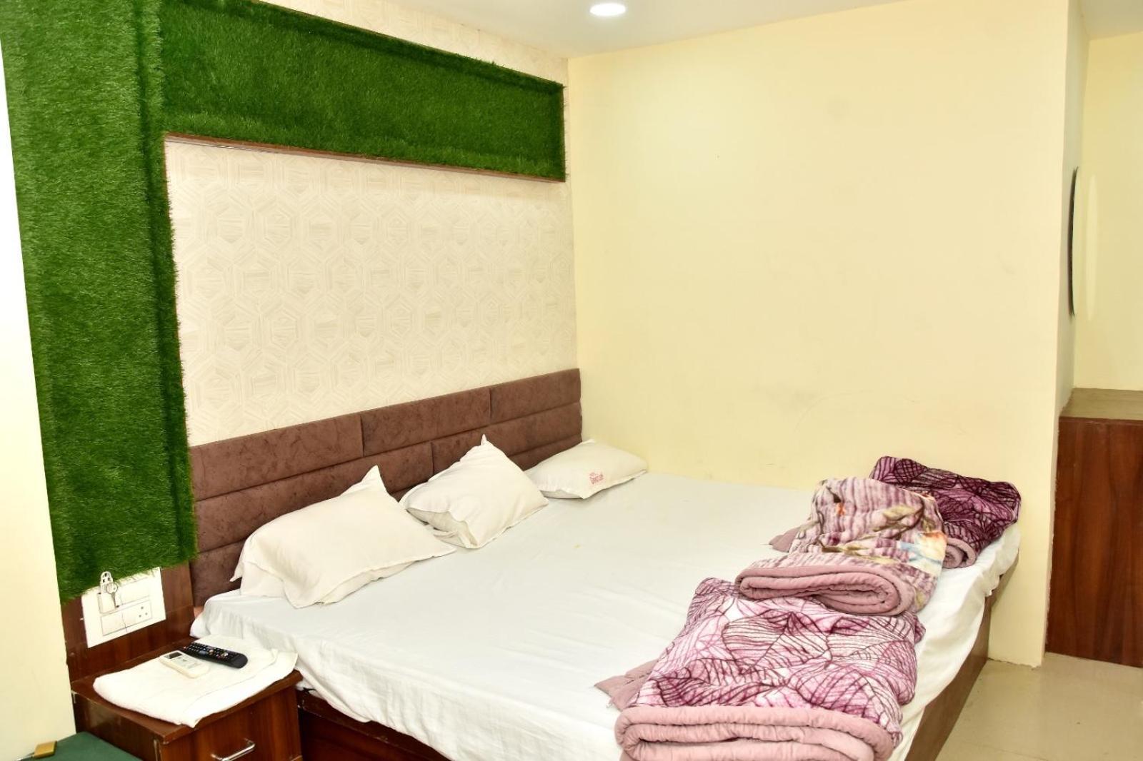 Green Leaf Hotel Удджайн Экстерьер фото