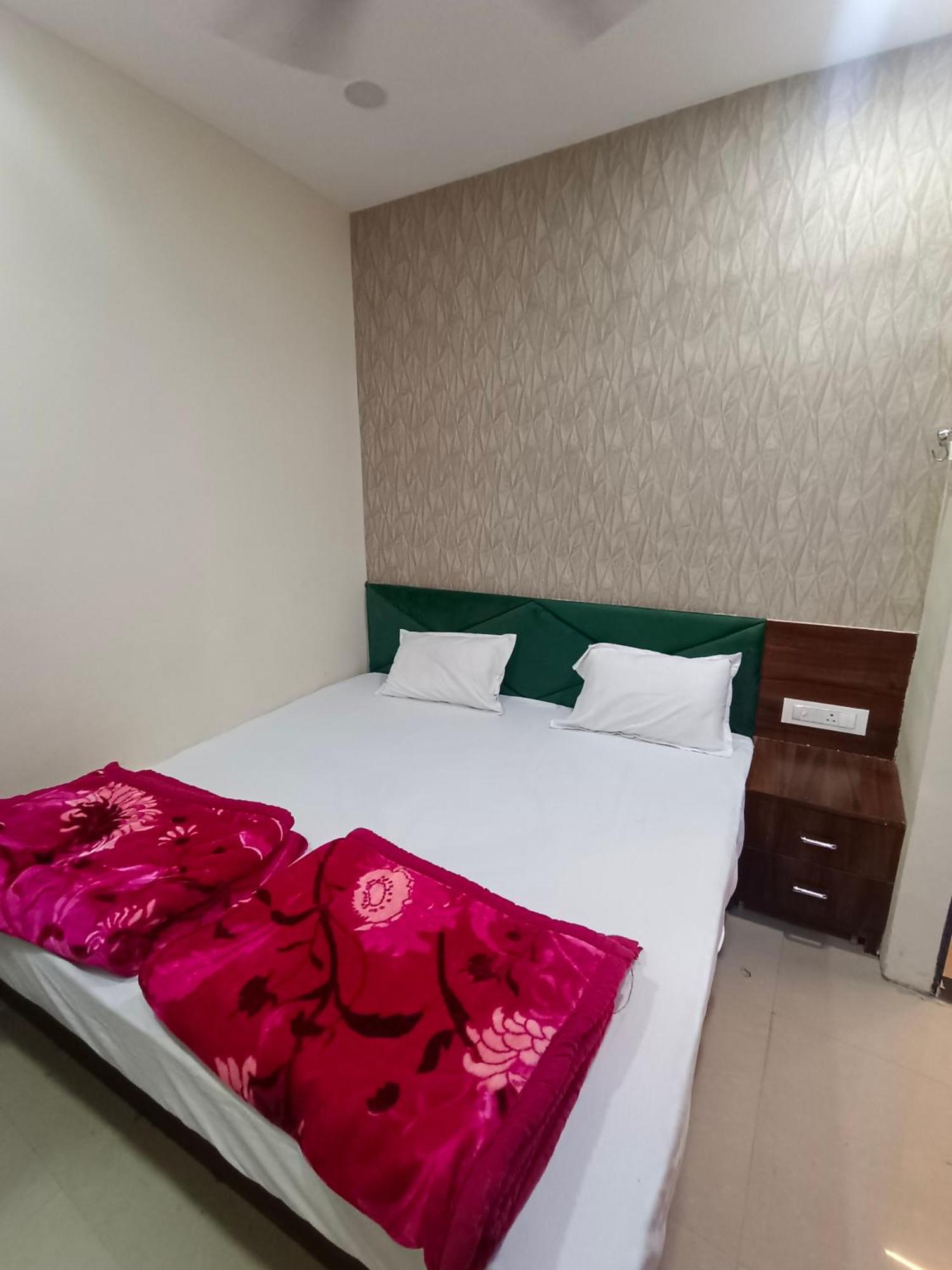 Green Leaf Hotel Удджайн Экстерьер фото