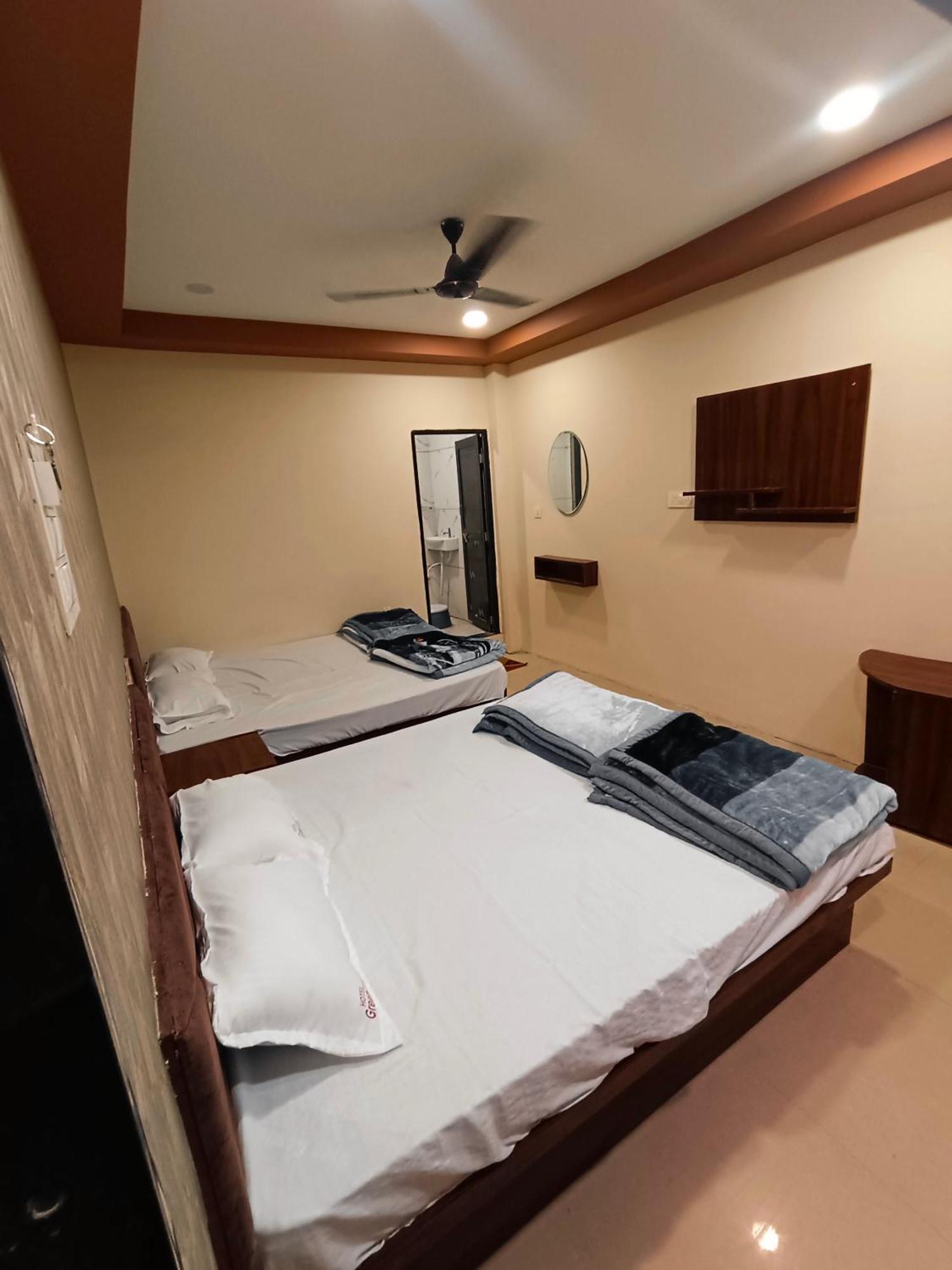 Green Leaf Hotel Удджайн Экстерьер фото